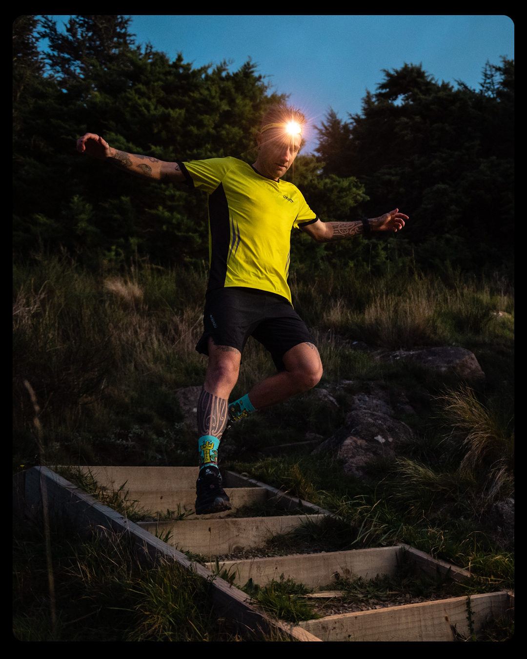 NITECORE UT27 520 Lumen wiederaufladbare Stirnlampe mit warmem, kühlem  Doppelstrahl und rotem Licht für Trail Running : : Baumarkt